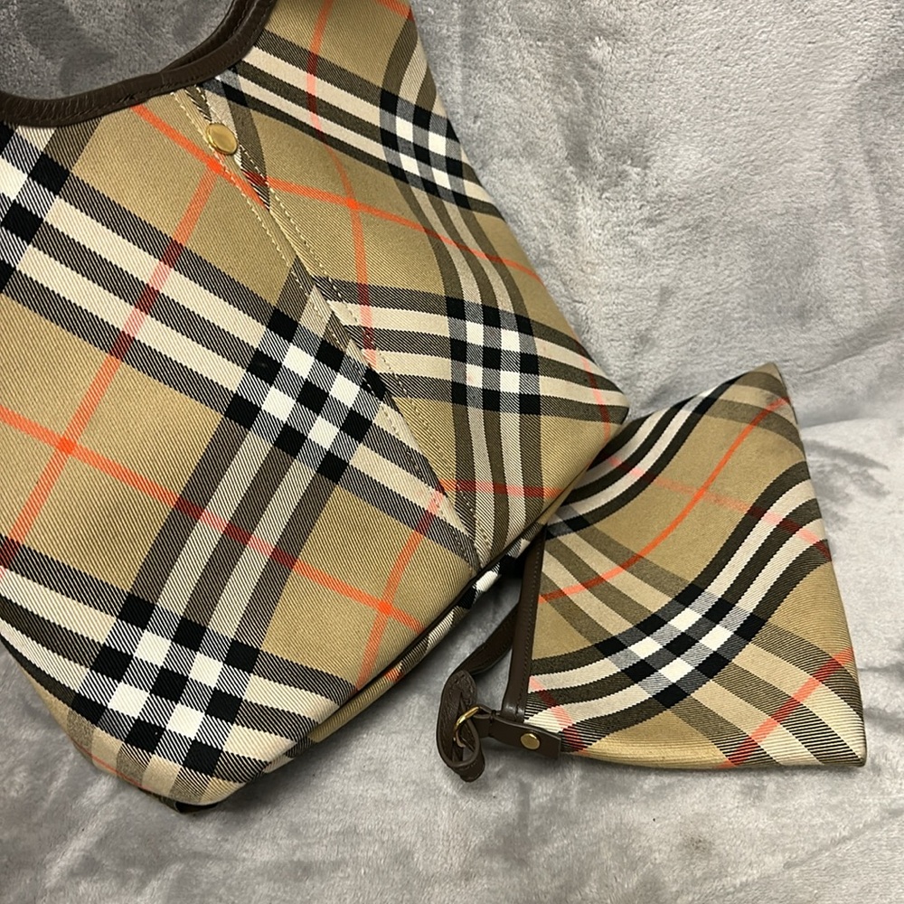 BURBERRY Beige Large Check Shoulder Bag - Picture 7 of 10